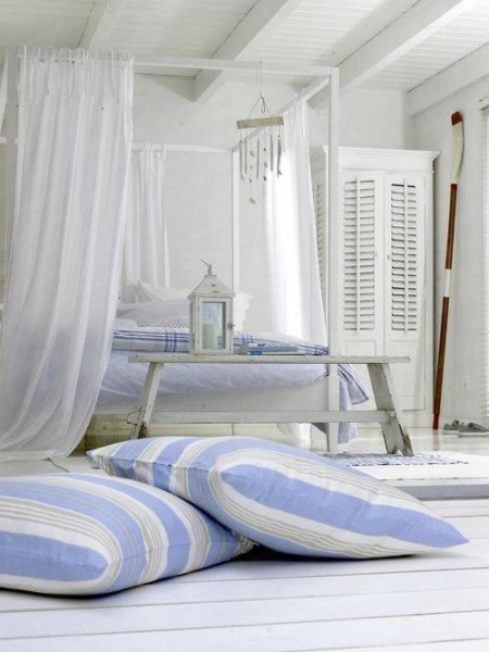Biało-niebieska sypialnia w nadmorskim stylu