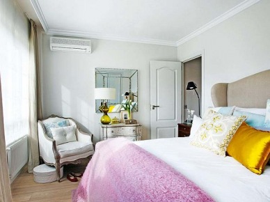 Prowansalski fotel z komodą i lustro glamour w jednej sypialni (20452)