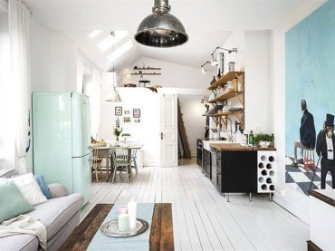 Biała drewniana podłoga w salonie i kuchni (28398)