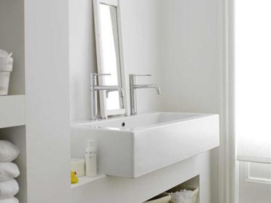 Białe murowane półki w zabudowie sciennej w łazience (18278)