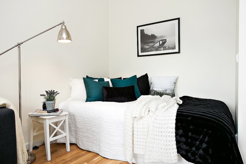 Szmaragdowo-niebieskie , czarne i białe poduszki w dekoracji łóżka