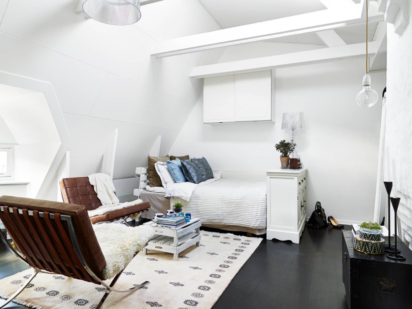 Salon z sypialnią w aranżacji małego mieszkania na poddaszu