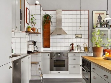 Białe płytki na ścianie w kuchni,stalowy okap,drewniana szafka vintage i szare szafki kuchenne (26386)