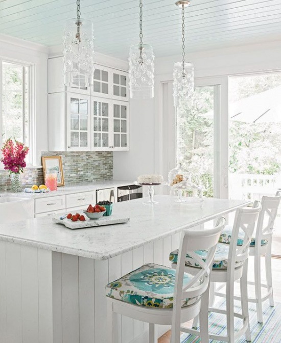 Białe klasyczne wysokie stołki z oparciem w klasycznej kuchni z wyspą z marmurowym blatem