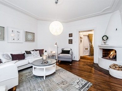 Białe skandynawskie mieszkanie o nieregularnym kształcie z cudowną podłogą z ciemnego drewna!