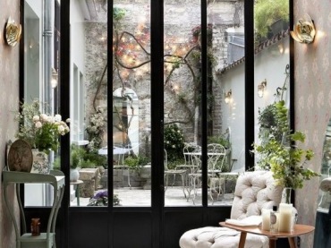 W salonie przypominającym domową oranżerię postarano się o wyjątkowy klimat sprzyjający relaksującym chwilom w wygodnym fotelu. Na przytulność wnętrza wpływają kwiaty i rośliny, a także subtelne świetlne dekoracje, które podkreślają romantyczny...