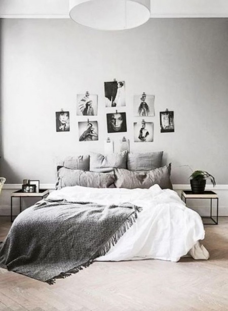 Szara sypialnia z galerią zdjęć nad łóżkiem