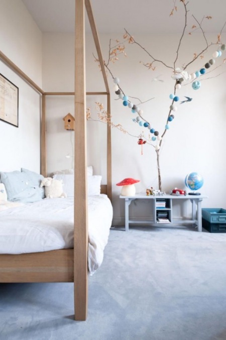 Drewniane łóżko i dekoracje w pokoju dziecięcym