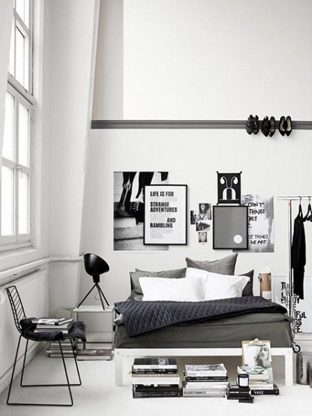 Biała sypialnia w skandynawskim stylu,aranzacja skandynawskiej sypialni,biała sypialnia z szarymi i czarnymi dodatkami,nowoczesna sypialnia,dekoracyjna ściana z grafikami w sypialni,jak dekorować ściany w sypialni,nowoczesne fotografie i grafiki