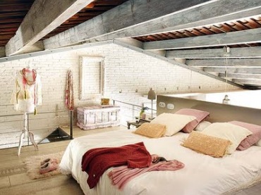 Biała cegła,betonowe belki i meble vintage w industrialnej sypialni (20328)