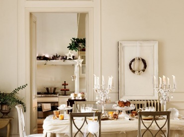 Białe ekrany panele na ścianie w jadalni ze świątecznym stołem i francuskimi szarymi krzesłami (27355)