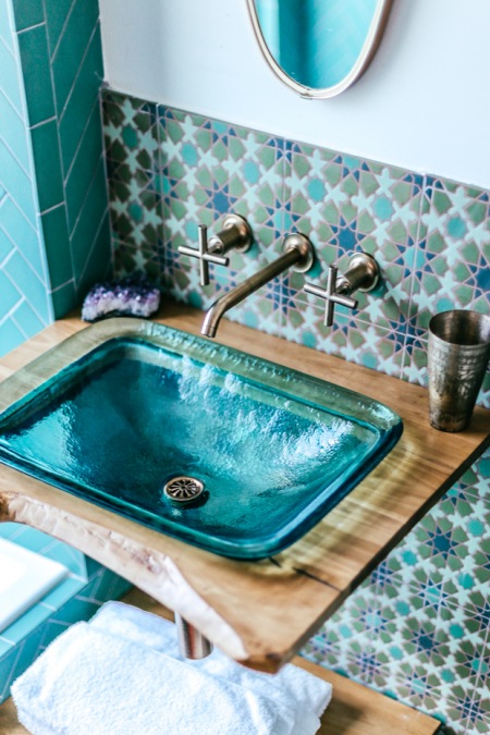 Oryginalna umywalka z niebieskiego szkła w łazience