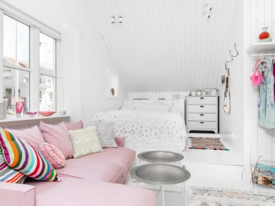 Różowy narożniik,kolorowe poduszki w paski,srebrne stoliki z tacą okragłą w białej sypialni (28560)