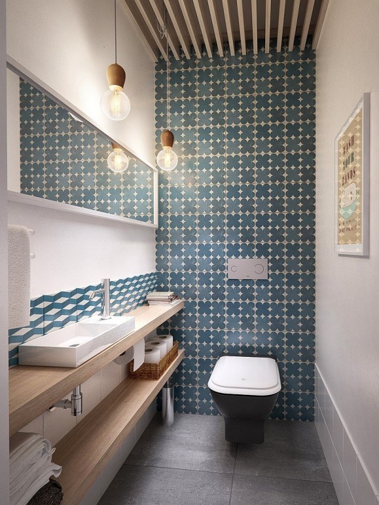Naturakne drewno,niebiesko-turkusowe płytki na ścianie,żarówki na kablach i szare betonowe płytki na posadzce w łazience