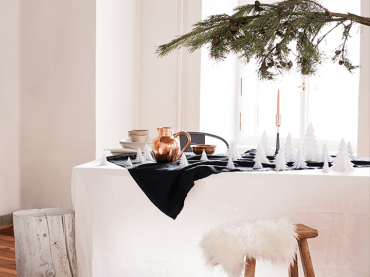 proste dekoracje świąteczne z wycinanek papierowych - białe i czarne choinki na dekoracyjnych tortach, w słoiczkach i w...