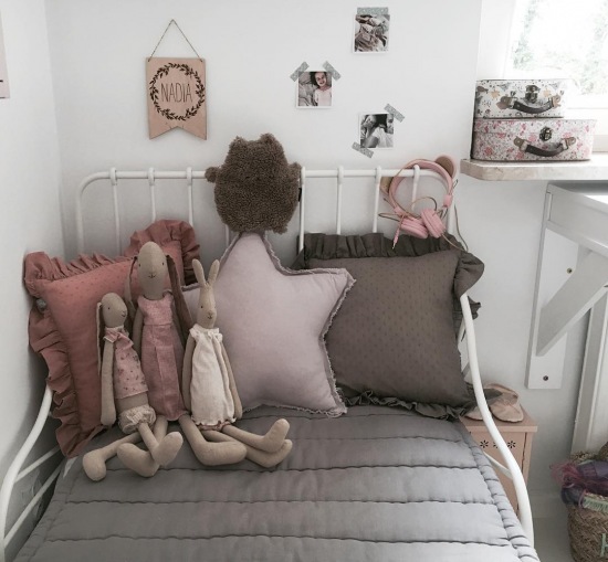 Poduszki i dekoracje ścienne w aranżacji pokoju dziecięcego