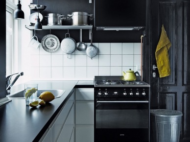 Białe i czarne szafki w kuchni w stylu industrialnym (26539)