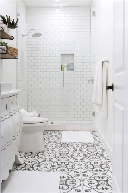Biała łazienka ze wzorzystą podłogą