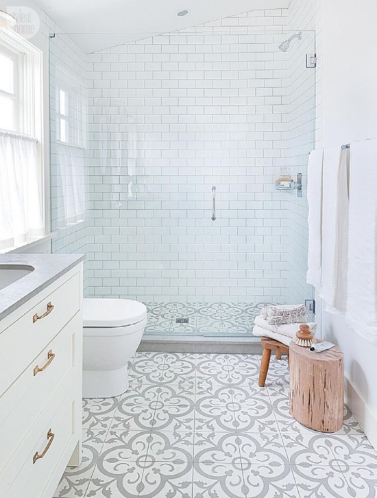 Aranżacja białej łazienki w skandynawskim stylu ze wzorzystą podłogą