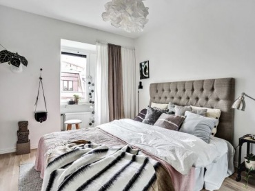 Pikowane szare wezgłowie łóżka w skandynawskiej aranżacji sypialni (48398)
