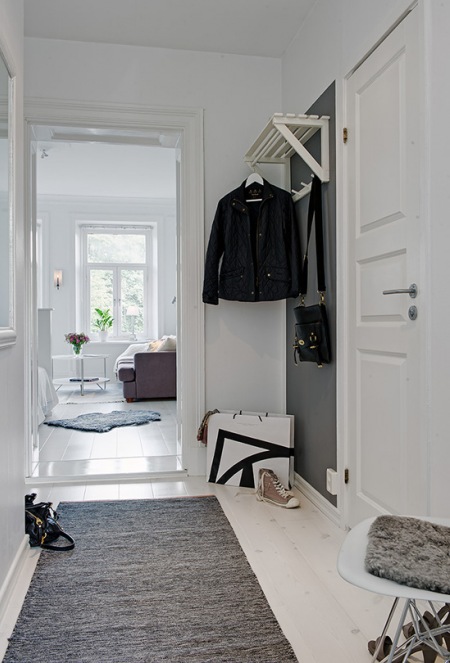 Pomysł na biało-szary wąski korytarz w mieszkaniu