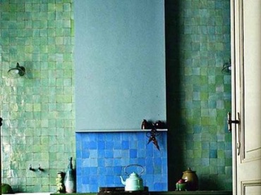 Turkusowe i błękitne płytki na ścianie w zielonej kuchni (23472)