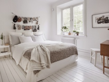 Biało-szara sypialnia z drewnianą podłogą (51802)
