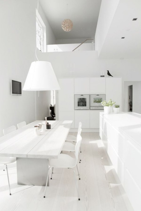 Aranżacja  kuchni w białym kolorze od podłogi do sufitu