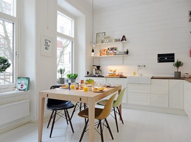 Dwie inspirujące aranżacje kuchni w stylu skandynawskim w bieli z drewnem lub czarnymi dodatkami :)