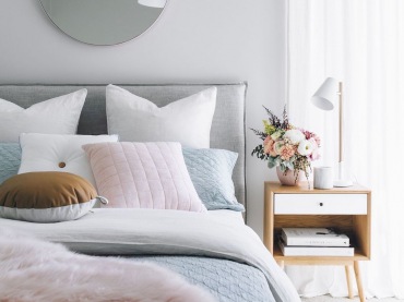 Delikatne odcienie błękitu, różu i szarości sprawiają, że aranżacja sypialni nabiera niezwykłej subtelności. Panuje w niej kojący klimat, który zapewnia idealne warunki do snu i...
