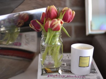 Bukiet świeżych tulipanów wnosi do wnętrza przyjemną wiosenną aurę. Aranżacja stoliczka kawowego uzupełniona o pachnącą...