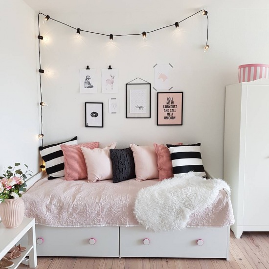 Czarne i różowe dodatki do małej sypialni