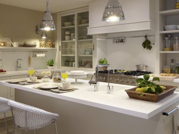 Takie detale, jak srebrne lampki lub sama forma mebli idealnie odwzorowują niezwykły styl Hampton. Przy dłuższej ścianie w kuchni przewidziano miejsce na szeroki piecyk z tradycyjnym...
