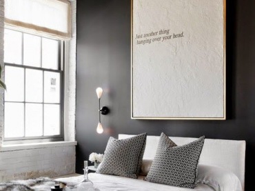 Białe łóżko z zagłówkiem , bardzo ciemna ściana w sypialni i wielki obraz...Ja dla mnie świetnie urządzona...