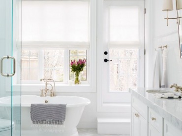 Duże okna zapewniają sporo naturalnego światła, które powiększa dodatkowo łazienkę. Biały kolor pięknie je odbija....