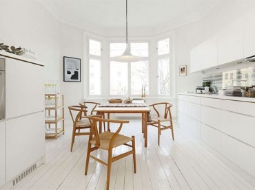 Skandynawska aranżacja białej kuchni z drewnianymi detalami (20954)