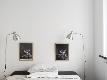 kolejny pomysł na małe mieszkanie w czarnym i białym kolorze - to skandynawska aranżacja, dosyć ascetyczna, surowa, ale przyciągająca wzrok. Główne dekoracje w tym mieszkaniu, to imponujący zestaw biało-czarnych fotografii, które doskonale wyglądają na tle białych...