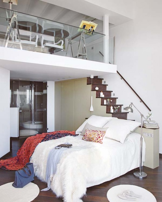 Otwarta przestrzeń sypialni ze schodami