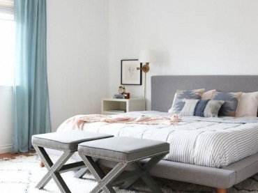 Sypialnię urządzono raczej w minimalistycznym stylu. Znajduje się tu jedynie łóżko obite szarym materiałem oraz dwa stołki przed...