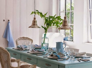 Niebieski drewniany stół jadalniany z szufladkami,miedzisne lampy wiszące i rattanowe krzesło w jadalni (28310)
