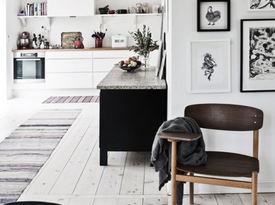 Drewniane krzesła,czarna komoda i biało-czarne grafiki w skandynawskiej aranżacji (20984)