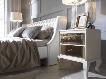 Pikowane wezgłowie łóżka idealnie oddaje elegancki charakter sypialni. Dzięki stonowanej kolorystyce szarości w pokoju...