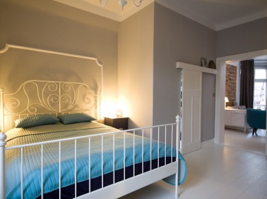 Aranżacja wysokiej sypialni czerpie z romantycznego stylu prowansalskiego. Metalowa rama łóżka w białym kolorze świetnie podkreśla ten charakter. Na wejściu do wnętrza znajdują się drzwi do wydzielonej osobnej...