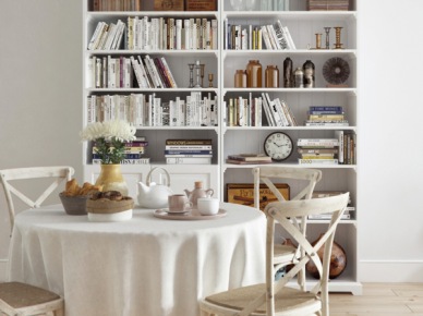 Włoska lampa,francuskie krzesła gięte i skandynawska biblioteczka w aranżacji jadalni z okragłym stołem (22798)