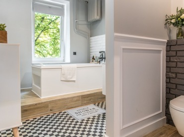 Jednym z ciekawszych rozwiązań w łazience jest zachowanie czarno-białej podłogi. Małe kwadraciki urozmaicają wystrój i stanowią dekorację...