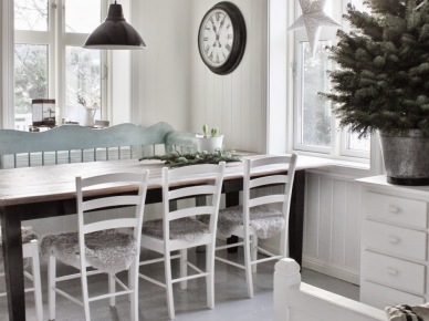 Jasnobłękitna ławka skandynawska,tradycyjne białe krzesła z drewna,drewniany prostokątny stół i czarne metalowe lampy w jadalni (27470)