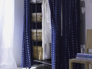 Kuta etażerka z zasłonkami w kolorze indygo do biało-niebieskiej sypialni (23940)