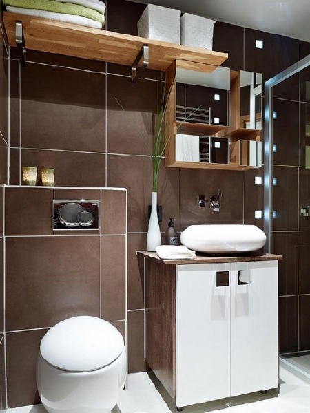 Biało-brązowa łazienka z drewnianymi półkami