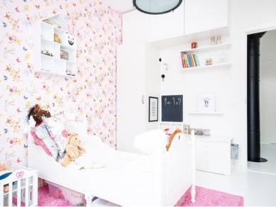 Tapeta w kwiatki, różowy dywanik,białe łózko w dziecięcym pokoju dla dziewczynki (21976)