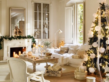 Biały francuski kominek w światecznej aranzacji salonu z tradycyjną choinką w białej dekoracji (27351)